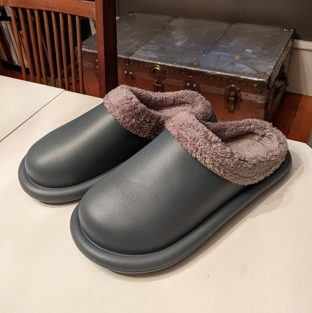 Slippers (unisex) size men's 7-8 or women's 9-10